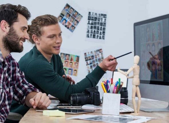 متدربون أثناء حضور كورس Designer to Agency من Labib Academy لتعلم أساسيات الإعلان والتصميم