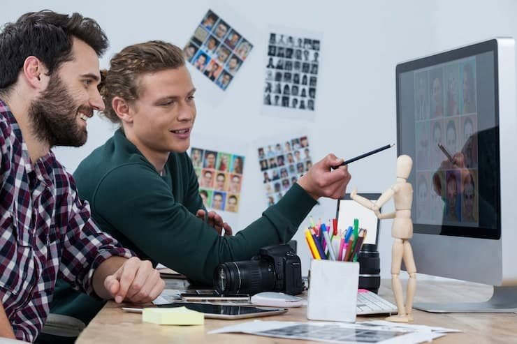 متدربون أثناء حضور كورس Designer to Agency من Labib Academy لتعلم أساسيات الإعلان والتصميم